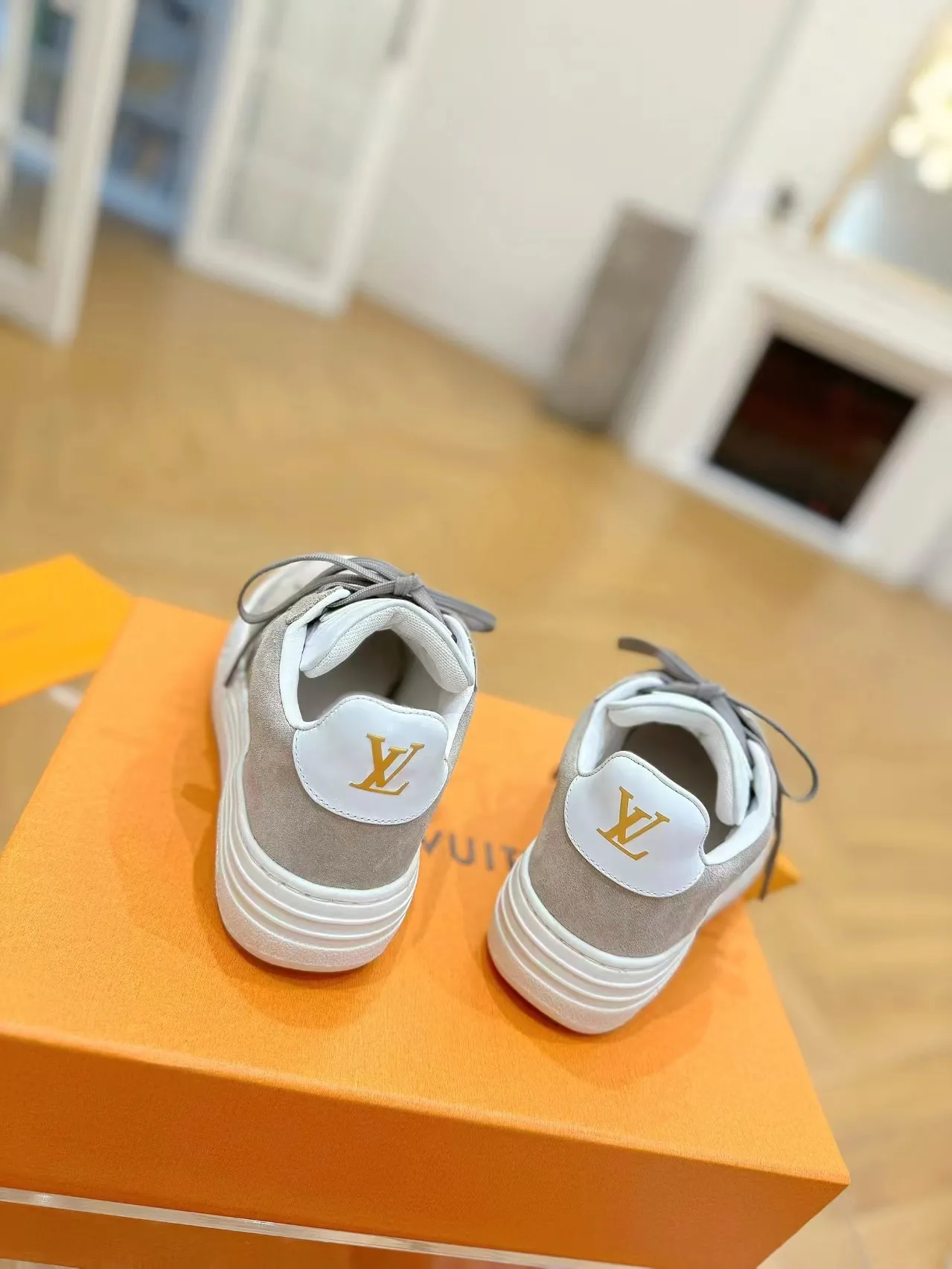 👟👟Ex-factory price 620👟👟Men's size +10 Same style for men and women🔥🔥𝐋𝐕 𝐃𝐢𝐬𝐜𝐨𝐯𝐞𝐫𝐲 2024 new sports shoes thick sole casual ❗️❗️ original purchase development and production LV Discovery lace-up shoes were unveiled at Louis Vuitton's fourth show. They are made of technical mesh fabric and metallic synthetic materials to create a streamlined design. Brand elements embellish the upper and lightweight rubber outsole, with technical shoelaces. Fabric: Original imported cowhide + technology mesh Inner lining: Original customized breathable mesh Sole: Original molded ultra-light rubber foam material Bottom thickness: 5.5CM Size: Women's 35-41 (41 customized), Men's 39-46, (45-46 customized)